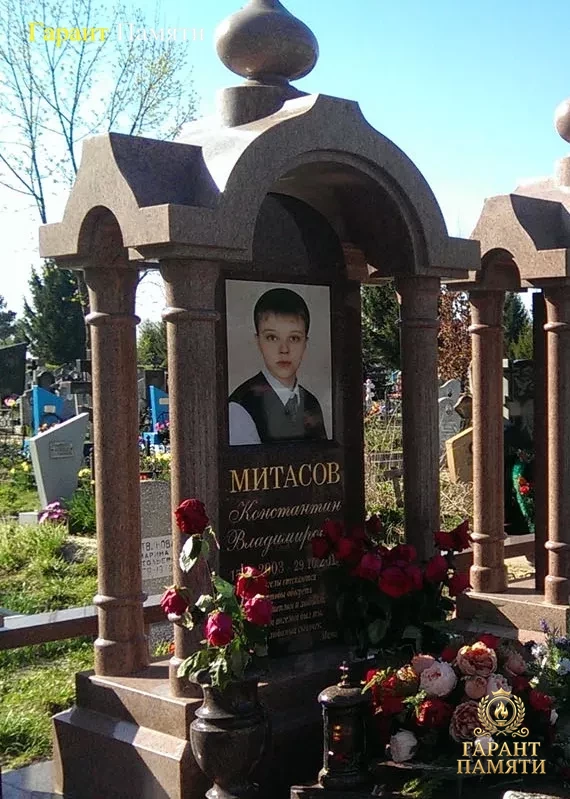 Элитный памятник №0023 "Часовня из гранита"